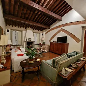 Casa San Bernardino , Lucca Italia
